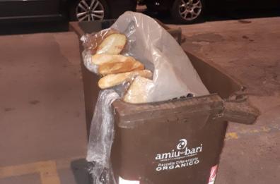 Bari, chili di pane fresco nei cassonetti dell'immondizia di un supermercato