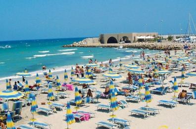 Fiamme nel Salento: a fuoco un lido a San Foca e un'auto a Ugento