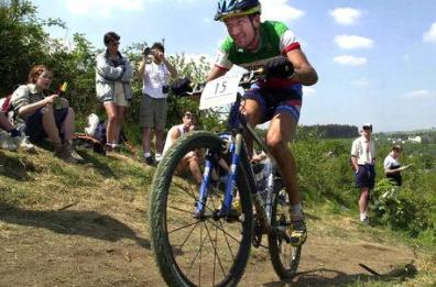 Malore mentre corre in bici, morto l'ex campione Mtb Dario Acquaroli
