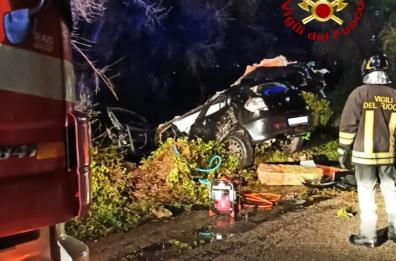 Tragedia nella notte a Vitigliano: la Bmw esce fuori strada, muore un 50enne, nipote grave in ospedale