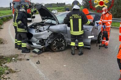 Lecce, l'auto finisce contro il guard rail: incidente sulla Tangenziale est