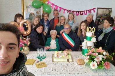 Un secolo e non sentirlo, Villa Castelli omaggia le 100 candeline di nonna Antonia Bellanova