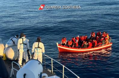 Guardia Costiera: in atto soccorsi a 1200 migranti. Due barconi in difficoltà al largo dello Ionio