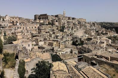 Pasquetta in Basilicata: a Matera sotto gli ombrelli tra ambiente, arte e cinema, a Maratea niente gite fuori porta