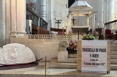 Dalla Puglia a Kiev: il bassorilievo «Tasselli di Pace» arriva a Bari
