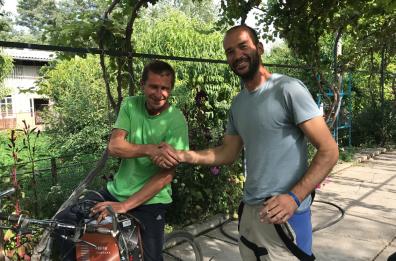 Due salentini in giro per il mondo su una vecchia moto per la solidarietà