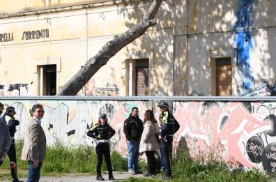 Bari, sgomberata palazzina in ex Caserma Rossani: abusivi vivevano tra i rifiuti