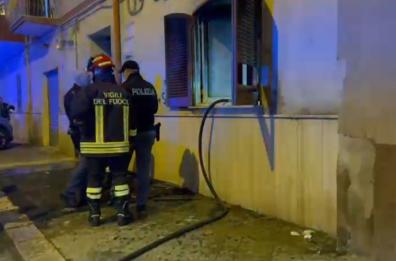 Taranto: la casa va a fuoco, muore 56enne. Forse colpa di una sigaretta accesa
