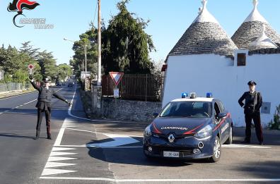 Carosino, punta pistola e poi coltello contro il petto della rivale in amore: arrestata