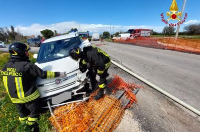 Auto e furgone si scontrano nel Brindisino, feriti i due conducenti
