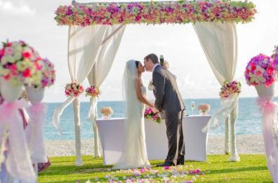 Lecce, matrimoni e unioni civili anche nei parchi e in riva al mare: ok dal Comune 
