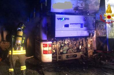 Pullman in fiamme all'interno di un'officina del Brindisino, indagano i Carabinieri