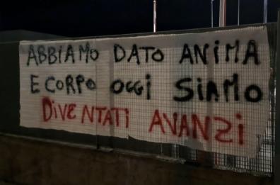 Foggia, lavoratori in presidio permanente davanti allo stabilimento della Barilla «Fateci lavorare»