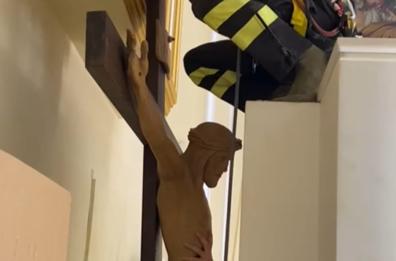 I Vigili del fuoco recuperano antico Crocifisso nel Brindisino per farlo restaurare