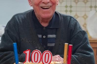Cento candeline per Sebastiano, il volto sorridente dei venditori ambulanti del Leccese 