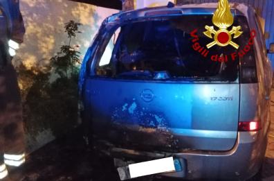 Racale, attentato incendiario nella notte contro l'auto di un avvocato 