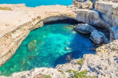 Salento, Grotta della Poesia chiusa: il sindaco la riapre e paga le guide di tasca sua
