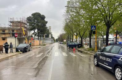 Foggia, scontro fra due auto, una finisce contro un albero, l'altra sul marciapiede