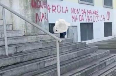 Insegnante morta a scuola, scritte no vax sull'istituto Pascali a Bari
