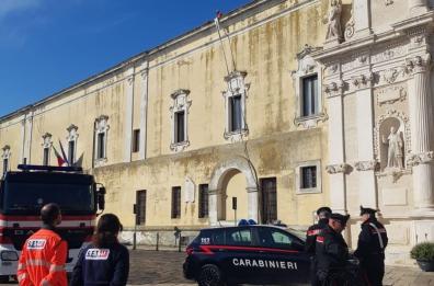 Mesagne, operaio precario sale sul tetto del Comune e minaccia di buttarsi giù: «Sono disperato». Convinto a scendere, incontrerà il sindaco