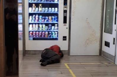 A Bari i senzatetto trovano rifugio pure nei self service automatici
