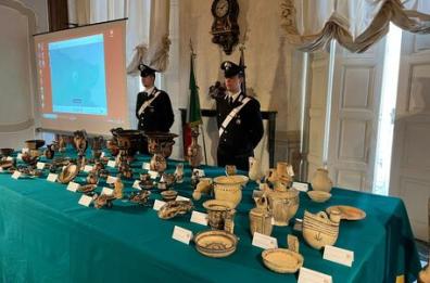 Torino, carabinieri confiscano collezione archeologica privata: reperti venivano dalla Puglia