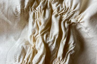 Pelle, Peau, Skin: i tessuti e ricami simbolici di Sabrina Laiolo per Domus Artist Residency a Galatina