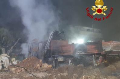 Collepasso, a fuoco due camion e un escavatore di una ditta: si indaga 