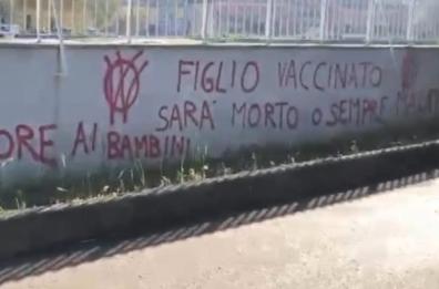 Lequile, scritte «no vax» sul muro dell’istituto scolastico Montessori