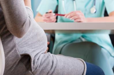 Puglia, soldi per rinunciare all'aborto, lo stop di Emiliano: «Delibera sospesa»
