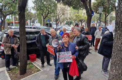 Banca popolare di Bari, gli azionisti scendono in strada:  «Esclusi per paura». Varato il bilancio 2022, perdita ridotta a 45 milioni