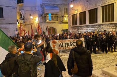 Vigilia del 25 aprile, ecco la fiaccolata antifascista nel cuore di Bari Vecchia: oltre mille per le strade