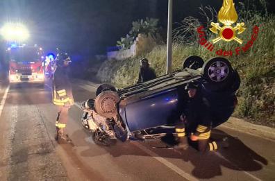 Auto esce fuori strada e si ribalta, un ferito nel Salento