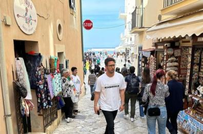 Otranto: l'attore turco Tuan Tunali turista nella città più orientale d'Italia
