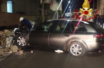 Perde il controllo dell'auto e sfonda il cancello di una villetta, 30enne ferito nel Salento 