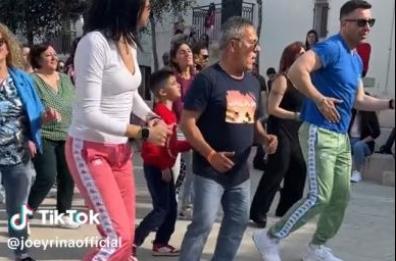 Joeyrina fa ballare turisti e fans in giro per la Puglia