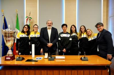 Emiliano riceve la squadra di calcio a 5 femminile vincitrice della Coppa A2