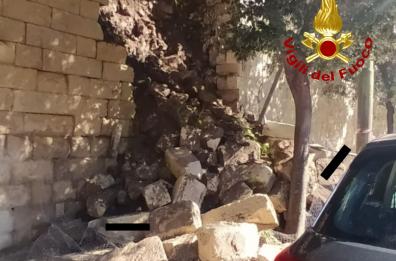Lecce, cede una parete delle mura urbiche in via Adua, i conci su un'auto parcheggiata