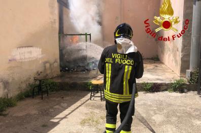 Lecce, bruciano materiali di scarto: paura all'Accademia di Belle Arti