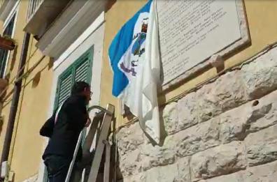 Trani ricorda vittime del '43, ma la bandiera non viene giù: il sindaco sulla scala per scorprire la targa