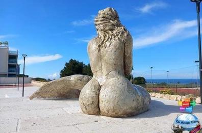 Monopoli, la nuova statua della sirena è troppo formosa: sul web impazzano i commenti
