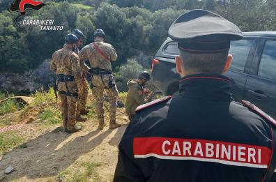 Crispiano, scoperto in una gola un «cimitero» di auto rubate: recuperati 10 mezzi