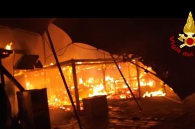 Torre Canne, incendio distrugge un lido: allo staff l’abbraccio del sindaco Zaccaria