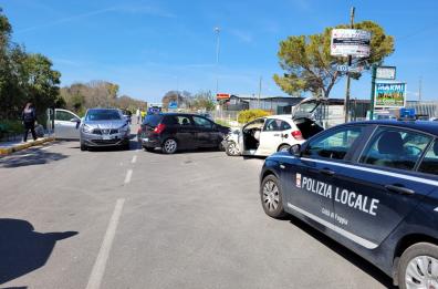 Foggia, violento incidente stradale, 4 auto coinvolte e due feriti in codice rosso
