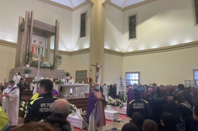 Quattro bare bianche affiancate: la cerimonia funebre per le giovani vittime dello scontro di Bitonto. FOTO/VIDEO