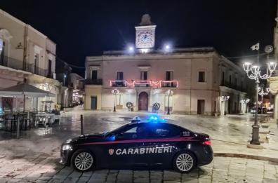 San Pietro Vernotico, minaccia e insegue 2 giovani con un kalashnikov: arrestato