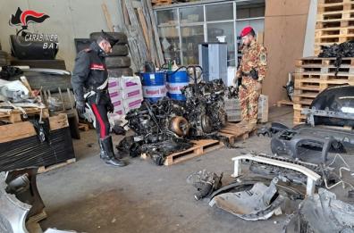 In un autoparco di Andria il deposito di auto rubate e cannibalizzate: una denuncia