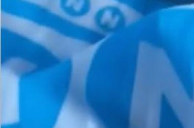 Battibecco tra tifosi a Foggia, tolta la bandiera del Napoli che esponeva in auto