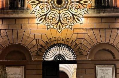 San Nicola a Bari, si accende la luminaria-rosone sulla facciata di Palazzo Città 