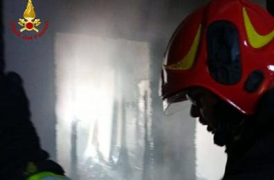 Lecce, a fuoco la lavanderia di una villetta: danni al solaio